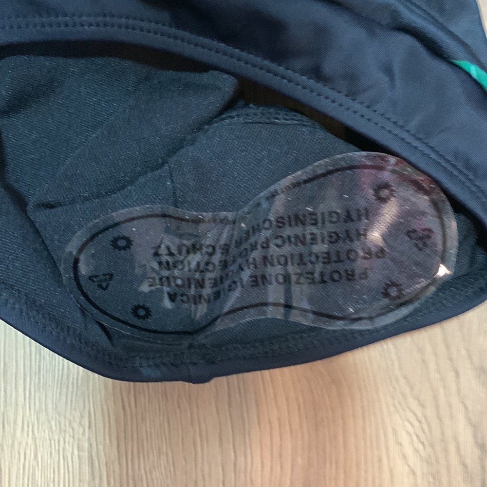 Flattering swimsuit - Picture 12 of 12
